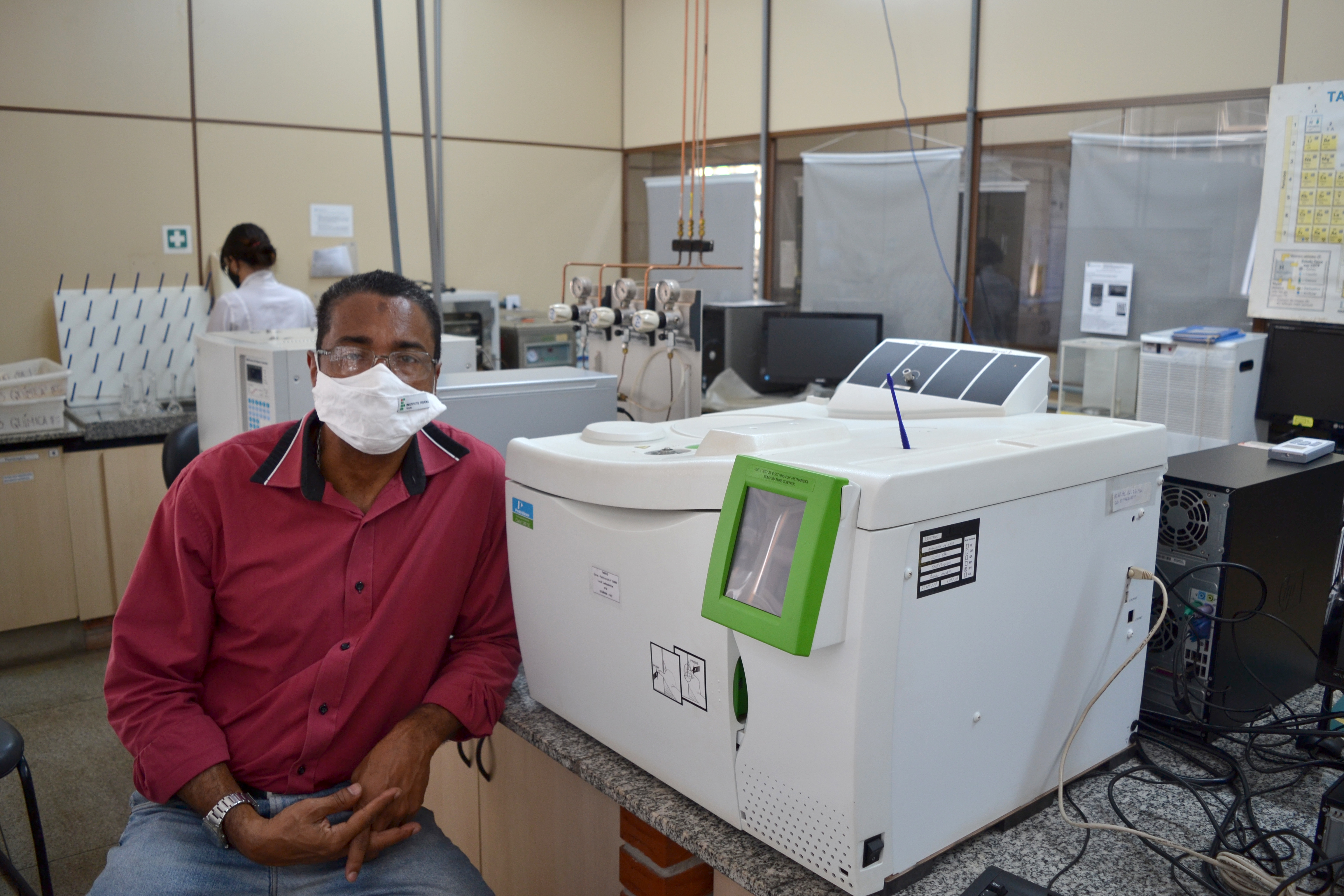 Professor Sérgio Botelho no laboratório de Química do Câmpus Goiânia do IFG, ao lado da máquina de análise de gás